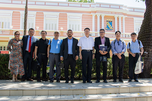 Imagem: Representantes da PROINTER, do Instituto Confúcio na UFC e o pró-reitor Barros Neto receberam o Prof. Zhu Guanglei e comitiva na Reitoria; na foto, eles posam nos jardins em frente ao brasão da Universidade. (Foto: Álvaro Graça Jr./ UFC Informa)