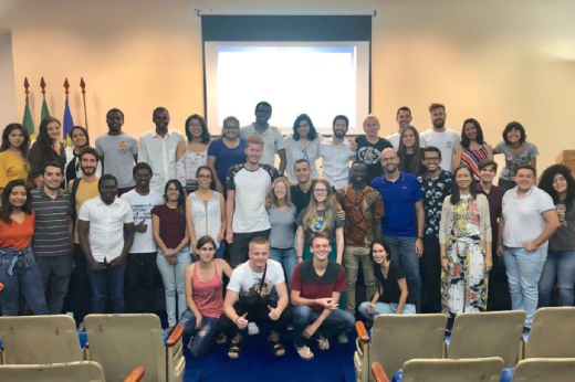 Imagem: Estudantes posam para foto no auditório da Reitoria