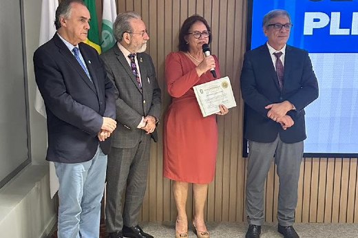 Professora Mônica Façanha, coordenadora do Curso de Medicina da UFC, pousou para foto em grupo enquanto representava a Famed na cerimônia da entrega do certificado