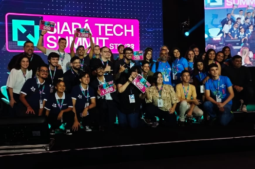 Foto dos estudantes que participam do projeto ACAD mais comemorando em frente a um painel com os dizeres Siará Tech summar (Foto: Divulgação)