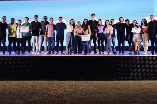 Foto mostra 21 pessoas de três equipes vencedores em cima de uma palco. os participantes estão dispostos um ao lado do outro, todos de frente para a câmera, com três pessoas mostrando os diplomas de vecencedores (Foto: Divulgação)