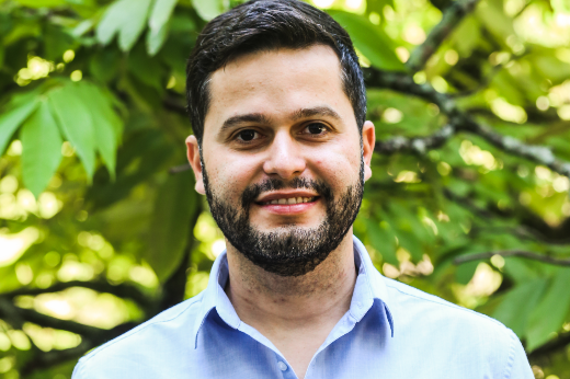 Imagem: Foto do professor Yuri Lima, homem branco, de barba e camisa social azul (Foto: Divulgação)