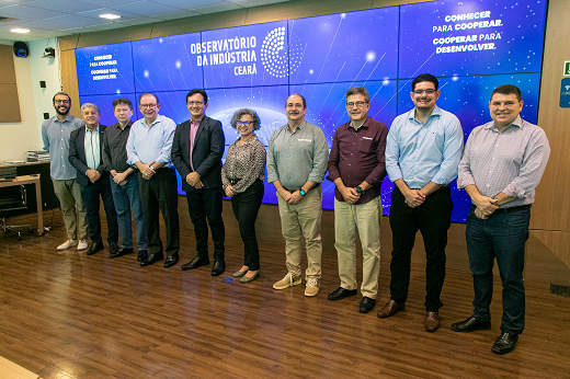 Imagem: Da esquerda para a direita, de pé: Guilherme Muchale (gerente do Observatório); Sampaio Filho (dir. de Inovação da FIEC); Edgar Gadelha (dir. Financeiro da FIEC); Ricardo Cavalcante (presidente da FIEC); Prof. Custódio Almeida (reitor da UFC); Profª Diana Azevedo (vice-reitora da UFC); Paulo André Holanda (dir. regional do SENAI-CE); Prof. Barros Neto (pró-reitor-adjunto da PROINTER); Prof. Abraaão Saraiva (dir. do PARTEC-UFC) e Sérgio Lopes (super. de Relações Institucionais da FIEC). (Foto: Ribamar Neto/ UFC Informa)