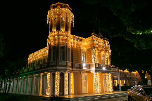 Imagem: prédio da Reitoria iluminado