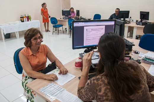 Imagem: O envio da comprovação deve ser feito prioritariamente pelo SEI, mas também pode ocorrer por e-mail ou na Central de Relacionamento da PROGEP (Foto: Viktor Braga/UFC)