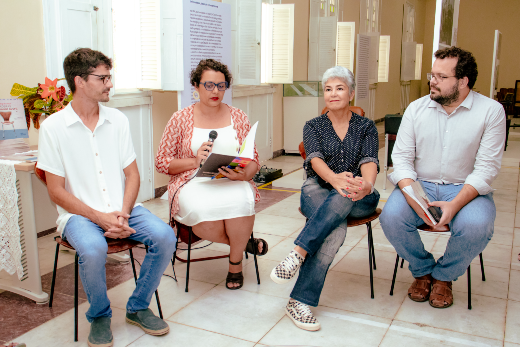 Imagem: O lançamento ocorreu no salão nobre da Reitoria. Da esquerda para a direita: Roberto Chaves, Glícia Pontes, Gerda Holanda e Daniel Fonseca (foto: Eden Barbosa)