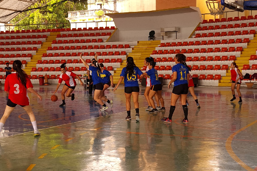 Imagem: times de basquete feminino jogam em quadra