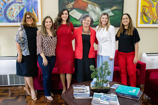 Imagem: Da esquerda para a direita: Profª Ozilea Menezes (PREX); Beatriz Bezerra (ArcelorMittal); Patrícia Araújo (PROINTER); Profª Diana Azevedo (vice-reitora); Gisele Sestren (ArcelorMittal) e Glauciane Fornari (ArcelorMittal). (Foto: Nilson Filho/ UFC Informa)