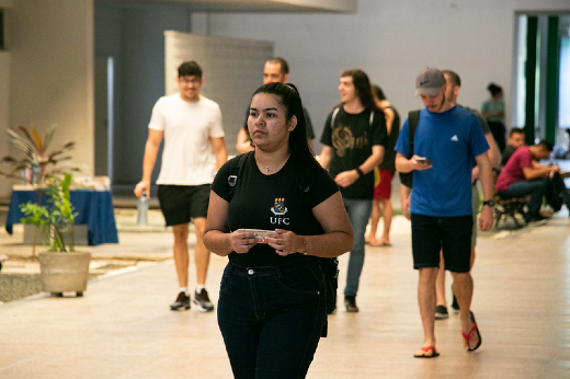 Imagem: estudante passeia pelo Campus da UFC em Sobral