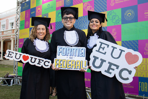 Imagem: Leandra, Werbster e Claudiana ingressaram na UFC em períodos diferentes, mas formaram-se juntos (Foto: Ribamar Neto/UFC)