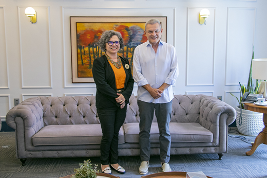 De pém no Gabinete da Prefeitura, a vice-reitora Diana Azevedo e o prefeito José Sarto posam juntos; ela traja blazer preto e ele, camisa branca. (Foto: Álvaro Graça Jr./ UFC Informa)