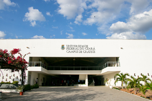 Imagem: Fachada de campus com céu azul e imóvel branco