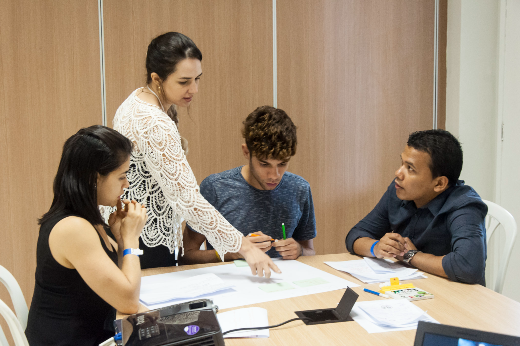 Imagem: equipe faz trabalho conjunto em mesa de escritório