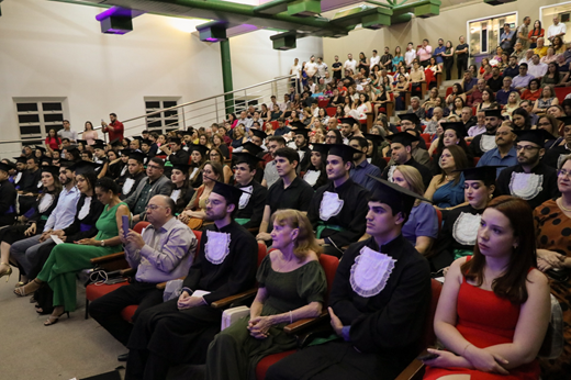 Imagem: Familiares e formandos do Campus de Sobral lotaram o auditório da cerimônia (Foto: Ribamar Neto/UFC)