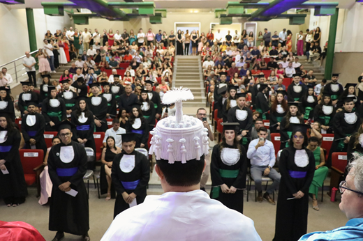 Imagem: Reitor Custódio Almeida cumprimenta formandos do Campus de Sobral (Foto: Ribamar Neto/UFC)