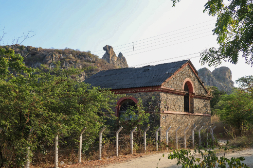 Imagem: galpão de pedra na área do Açude do Cedro, em Quixadá