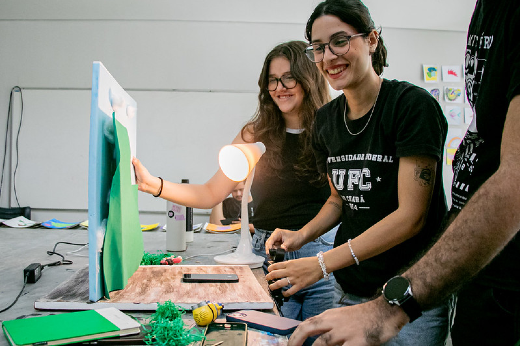 Imagem: estudantes realizando atividade