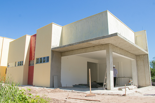 Imagem: Vista lateral do prédio em obras da Central Analítica da UFC