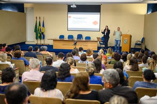 Imagem: Registro de palestra da procuradora federal Diana Azin sobre assédio moral e sexual no Auditório da Reitoria