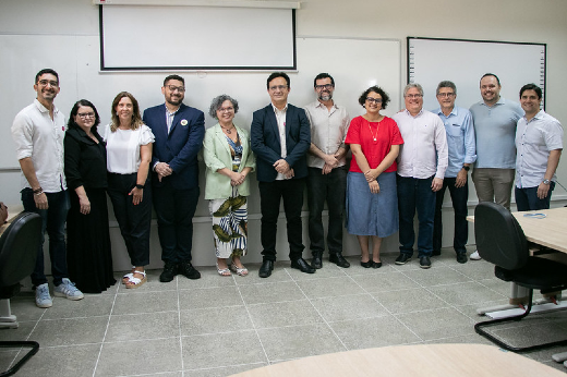 Imagem: docentes e técnicos posam para foto da nova sala do LAPPELE