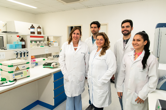 Imagem: Profª Cláudia Pessoa (à esq.) com integrantes do Laboratório de Oncologia Experimental da UFC, onde os estudos estão sendo desenvolvidos (Foto: Viktor Braga/UFC)