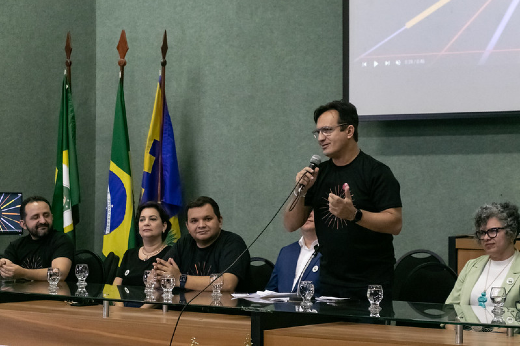 Imagem: reitor discursa na feira das profissões