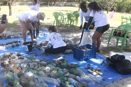 Imagem: Pessoas coletando plasticos