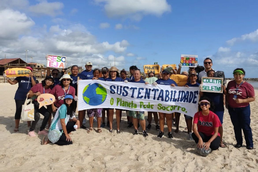 Imagem: pessoas na praia com cartaz