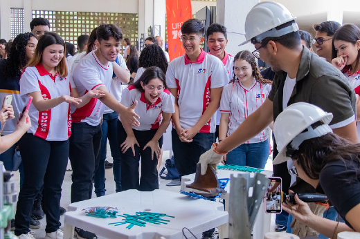 Imagem: estudantes de escola veem apresentação de projeto de pesquisa na Feira das Profissões