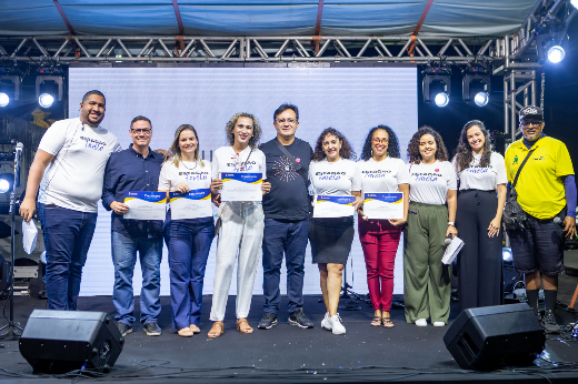 Imagem: Alunos de cursos do projeto Estação Favela receberam seus certificados das mãos do reitor Custódio Almeida (Foto: Guilherme Silva/UFC) 