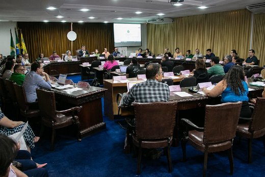 Imagem: Sala de reuniões com pessoas sentadas em círculo