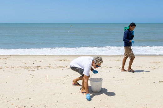 Imagem: Equipe do Labomar/UFC recolheu para análise, em 2022, 1.062 itens plásticos na Praia do Futuro, em Fortaleza; no Porto das Dunas, em Aquiraz; e em Jericoacoara, em Jijoca (Foto: Guilherme Silva/UFC)