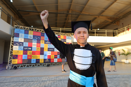 Imagem: Francisco Antônio é o segundo da família a se formar e ter um diploma de ensino superior (Foto: Viktor Braga/UFC)