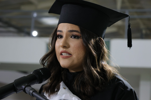 Imagem: Hillary Silvério, representante discente da colação, refletiu sobre superação e resistência (Foto: Viktor Braga/UFC)