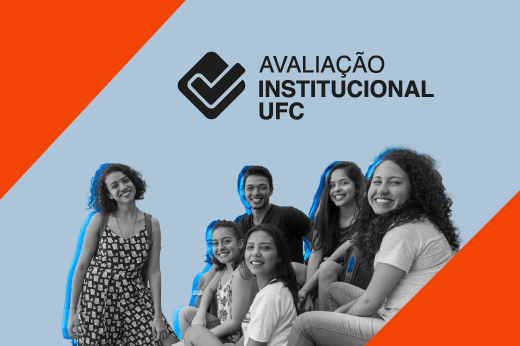 Imagem: A imagem mostra um grupo de seis jovens sorrindo e em um ambiente descontraído, com um fundo em azul claro. Há um título ao lado deles que diz "AVALIAÇÃO INSTITUCIONAL UFC" acompanhado de um ícone de um check em preto. O design inclui um triângulo laranja que atravessa o canto superior esquerdo da imagem até o inferior direito, criando um contraste visual.