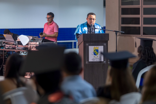 Imagem: professor Luiz Antônio Monte discursa no púlpito