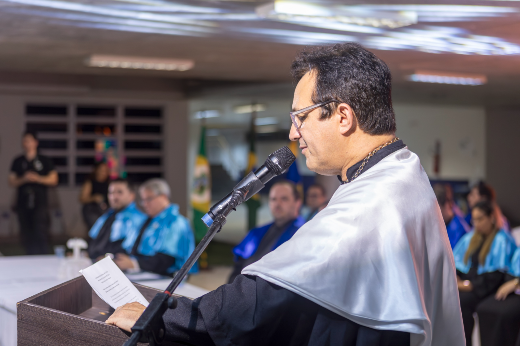 Imagem: reitor da UFC, professor Custódio Almeida, discursa no púlpito