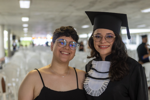 Imagem: Naelly Freire, concludente de Engenharia de Software, com a namorada, Rebecca, que se formou no mesmo curso no semestre passado (Foto: Guilherme Silva/UFC)