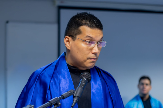 Imagem: orador docente de veste talar, professor discursa no púlpito