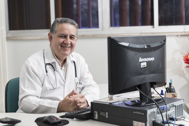 Imagem: Fernando Barroso chefia um dos centros de excelência em transplante de medula mais reconhecidos do mundo, no HUWC (Foto: Jr. Panela/UFC)
