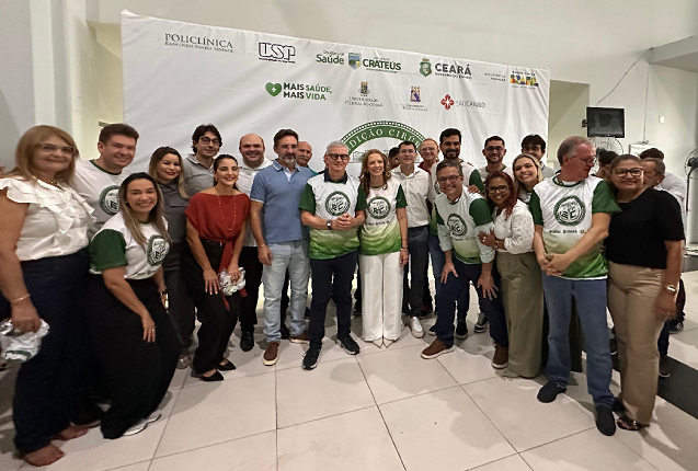 imagem: Parte da equipe da Expedição reunida com a prefeita de Crateus, Janaína Farias (Foto: Fernanda Grazielle/Divulgação)