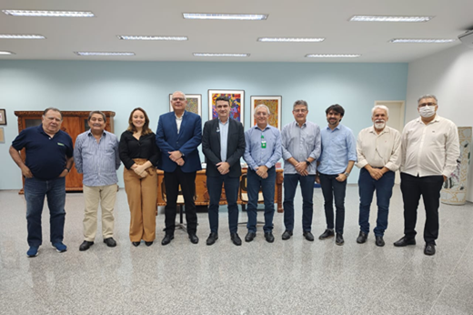 Imagem: Dez participantes da reunião sobre a nova iniciativa (nove homens e uma mulher) posam de pé no Gabinete da Reitoria da Uece