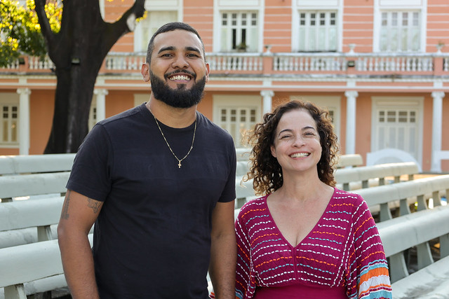 Imagem: O servidor técnico-administrativo Kelvis Santiago e a professora Luana de Freitas coordenam o projeto de tradução (Foto: Viktor Braga/UFC)