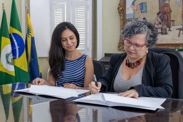 Imagem: Momento da assinatura do acordo entre UFC e universidade pública britânica