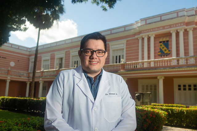 Imagem: O pesquisador Howard Lopes comanda projeto de desenvolvimento de uma IA para melhorar o atendimento de populações vulneráveis no SUS (Foto: Viktor Braga/UFC)