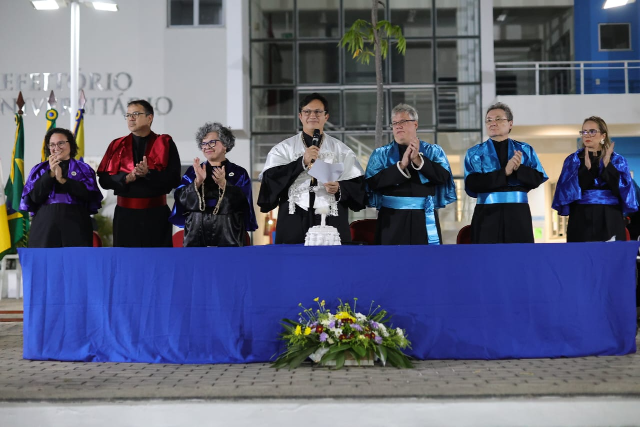 Imagem: O reitor Custódio Almeida (ao centro da foto) destacou o esforço e a dedicação dos alunos, e destacou um dos significados da colação: autonomia (Foto: Ribamar Neto/UFC)