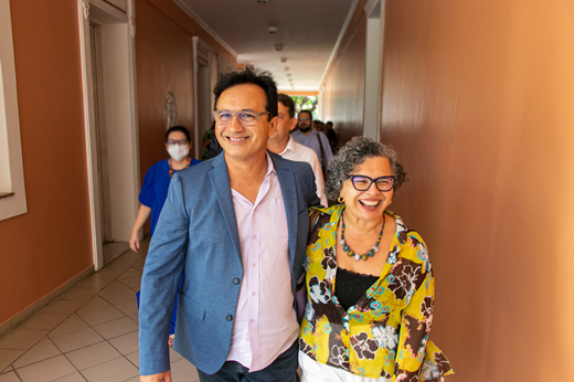 Imagem: O reitor Custódio Almeida e a vice-reitora Diana Azevedo posam abraçados ao chegar na Reitoria para seu primeiro dia de gestão