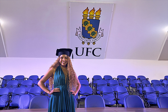 Imagem: Jéssica de Sousa é uma das mais novas graduadas em Dança pela UFC (Foto: acervo pessoal)