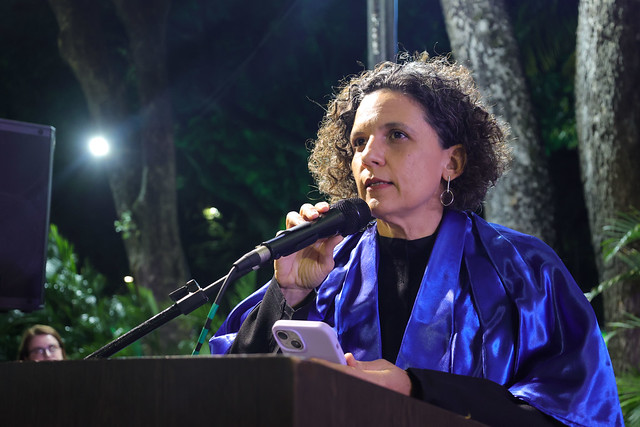Imagem: A professora Clarissa Freitas, do IAUD, representou os docentes na cerimônia (Foto: Viktor Braga/UFC)