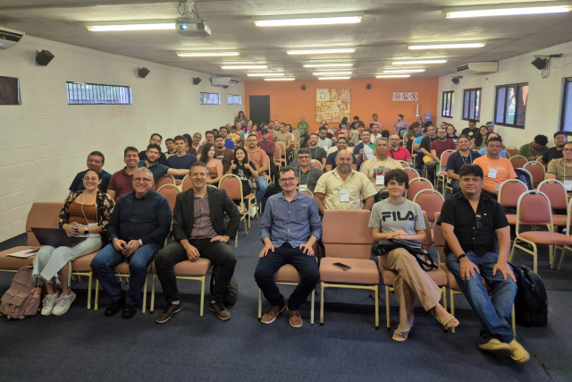 Imagem: Turma de professores da rede estadual que iniciaram a formação em IA; ao longo de setembro, estudantes de ensino médio começarão as aulas (Foto: divulgação/PREX)